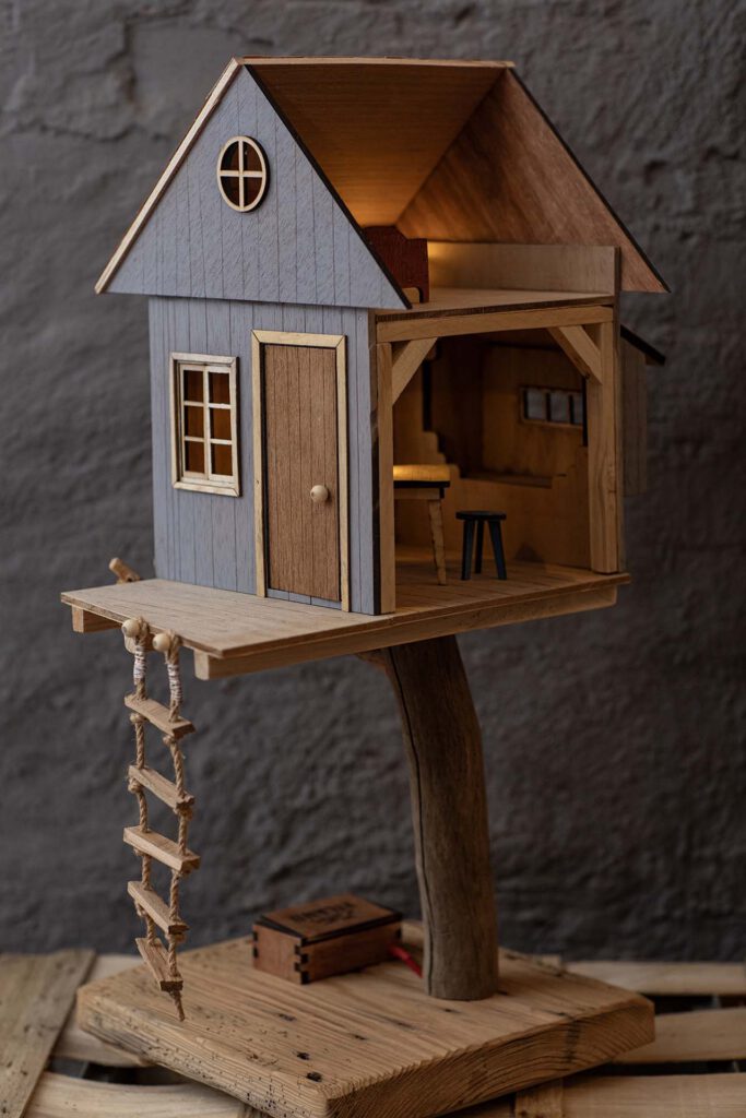 Innenansicht lütten Eiland Baumhaus mit funktionierender Beleuchtung und Batteriebox.