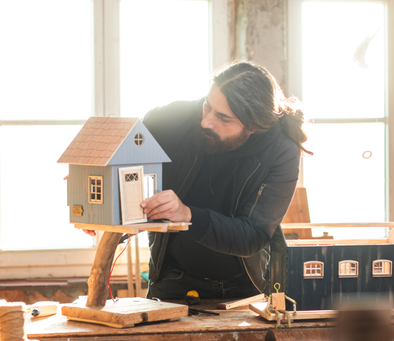 Florian Melzer aka Flo in seiner Werkstatt in der Scheune. Gier entstehen die kleinen Objekte.