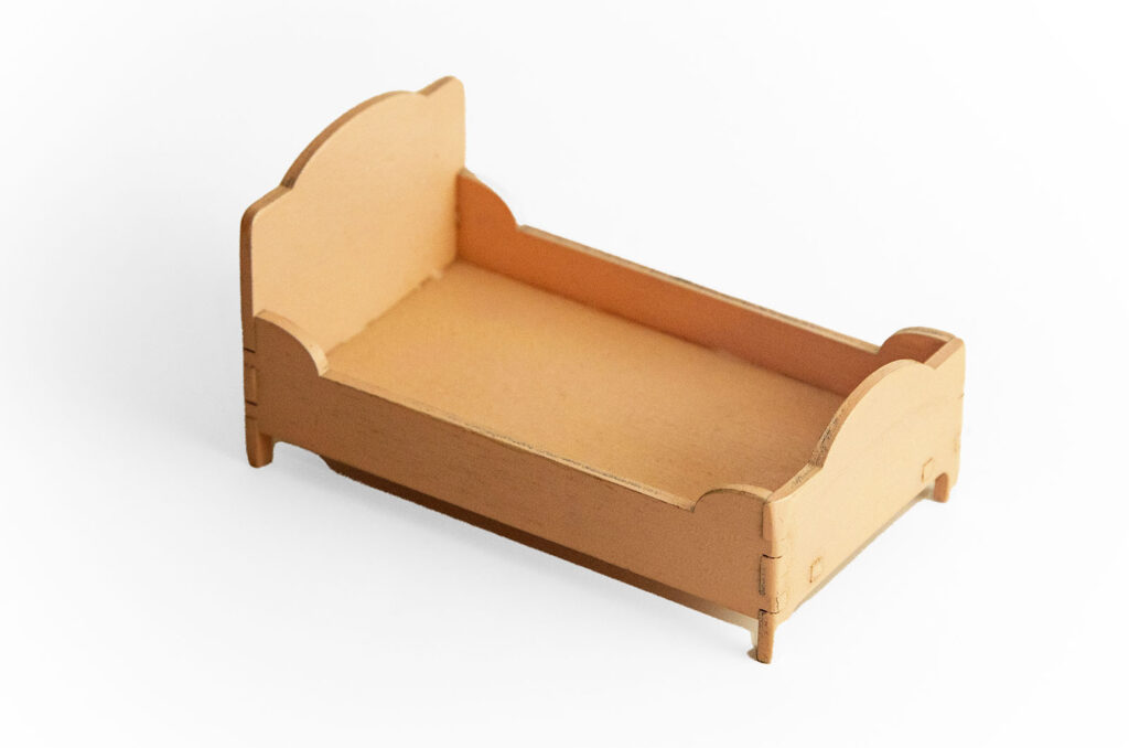 Handgefertigtes Puppenbettchen von lütten Eiland, nachhaltiges Zubehör für Puppenhaus oder Wichteltür-Dekoration.