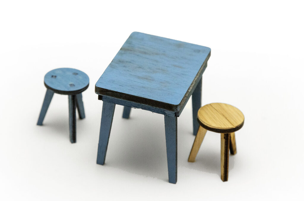 Miniatur Sitzgruppe Tisch und zwei Hocker von lütten Eiland, handgefertigte Upcycling-Möbel für Puppenhäuser.