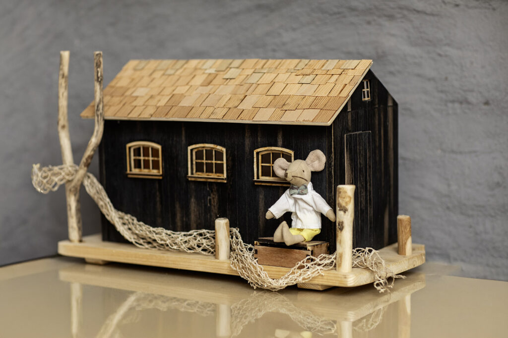 Netzschuppen Außenseite mit Maus (Maileg-Modell zur Veranschaulichung des Größenverhältnisse)